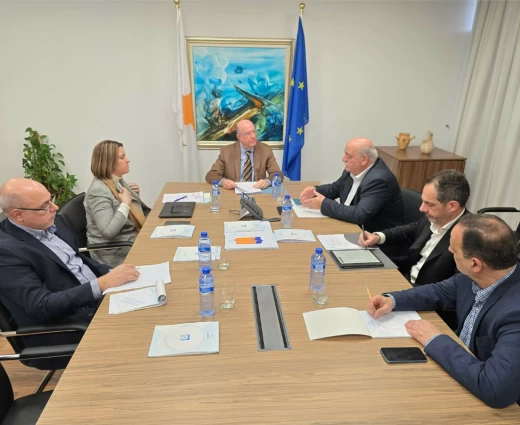 Στο επίκεντρο οικονομία, εκποιήσεις, αφθώδης πυρετός και συνέπειες του πολέμου στη συνάντηση ΥΠΟΙΚ - ΕΔΕΚ